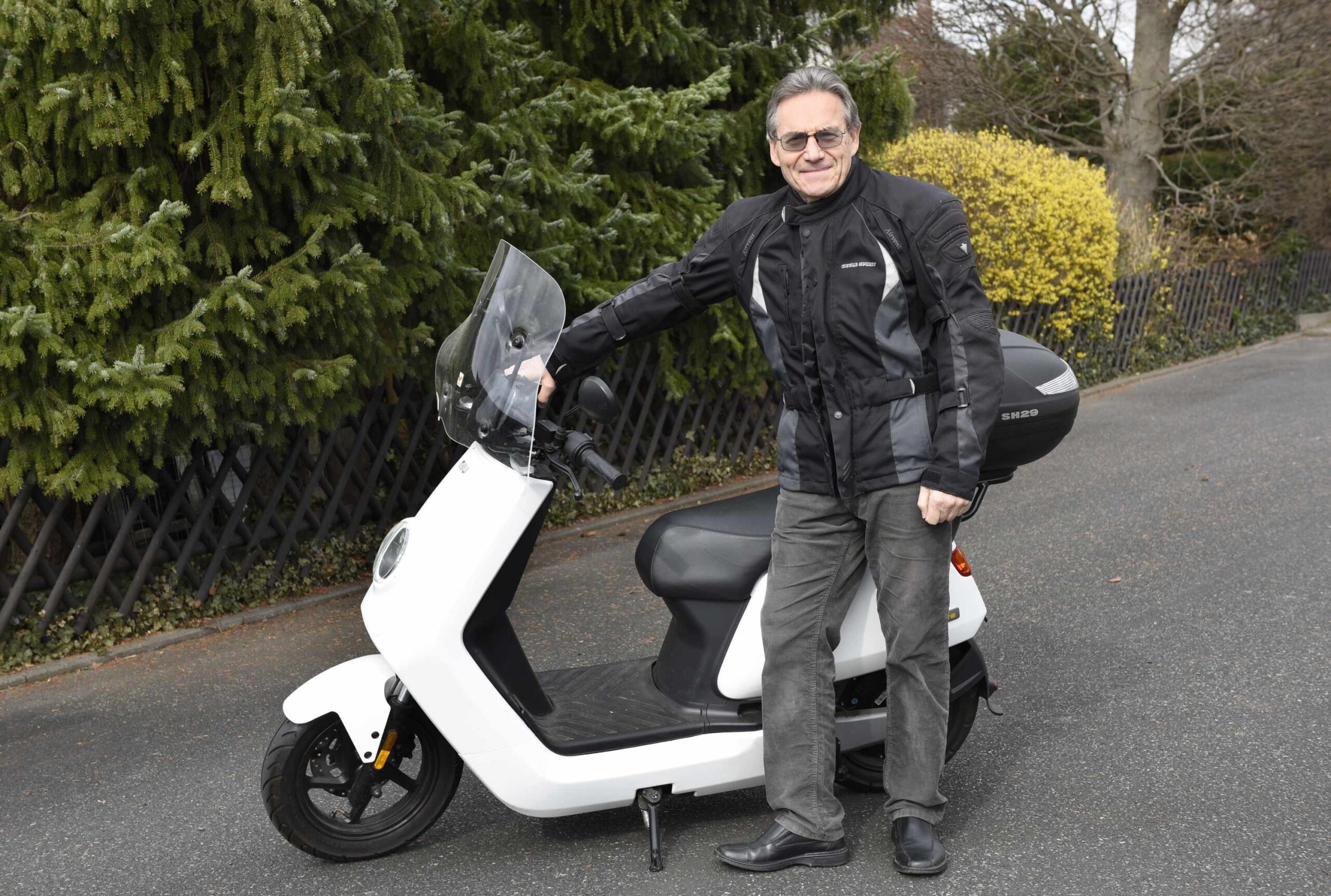 Kurt Appel aus Stockstadt bei seinem Hobbie Elektroroller fahren