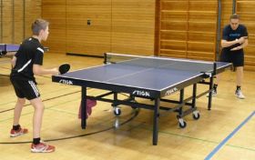 Kurt Appel aus Stockstadt bei seinem Hobbie Tischtennis